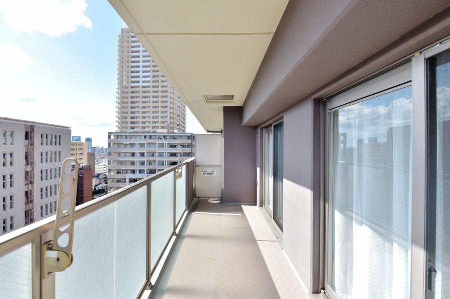 ３面バルコニーがあり、メインの南・東のL字型のバルコニーからお部屋の中に優しい光と風を取り入れてくれます。心地よい風と光、六甲山系の山々の自然を感じながら大きく伸びをしたくなるような空間です。