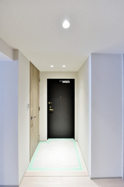 シンプルで洗練された雰囲気が漂う玄関スペースです。人感センサーライトを設置していますので、家族やゲストを明るく迎えてくれます。玄関からすぐにリビングが見えないので、プライバシー性の高い角住戸です。