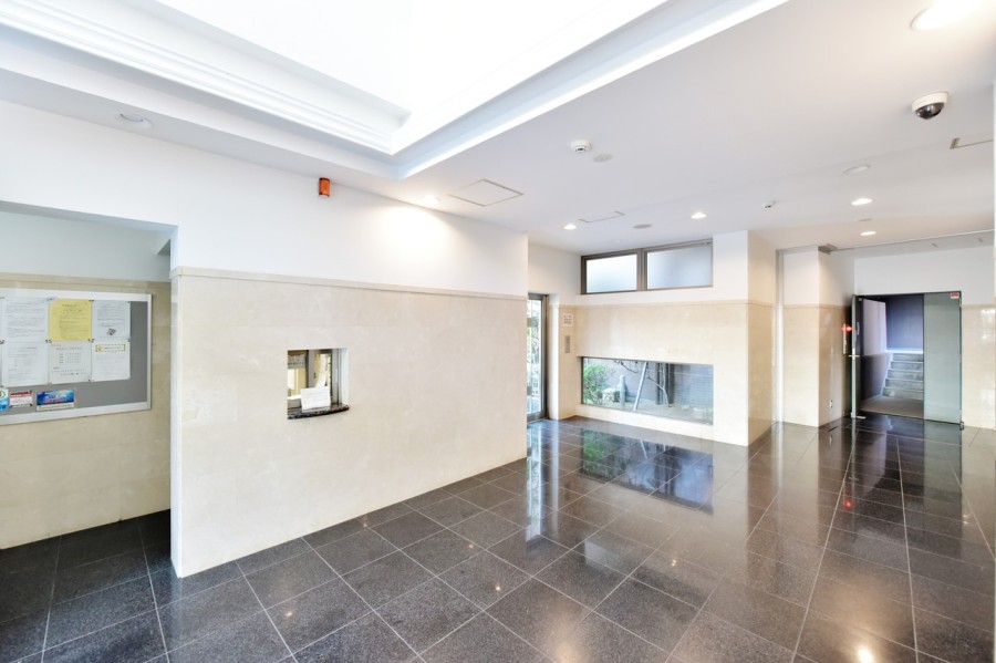 旧居留地と北野を結ぶトアロード沿いにたたずむ14階建てマンションです。3駅3路線利用可能ですので、各方面へのお出かけに便利です。事務所としても利用可能（使用細則あり）ですので、ご自宅でお仕事をされたい方にも便利です。