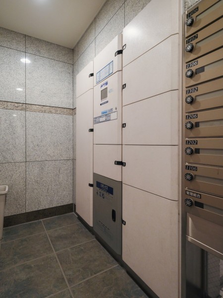 ◆宅配ボックス◆24時間いつでも荷物受け取りが可能。プライベートの時間を邪魔されず、配達時間も気にせず過ごすことができる便利な設備です。