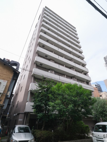 温かいカラーの外観が蔵前の閑静な住宅街に調和しております。総戸数104戸の大規模マンションです。植栽の緑の変化で季節の訪れを感じることができます。