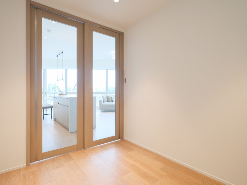 洋室3はガラス扉のため、リビングからの光が届く明るく開放的な空間です。レールのない設計で、お掃除も簡単に行え、日々の家事負担を軽減します。