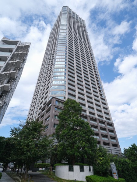 総戸数1093邸！武蔵野台地の東端にあたる高台に立地している55階建タワーマンション。安心の制震構造・コンシェルジュサービス有。豊かな自然も身近に感じられる恵まれたロケーションです。