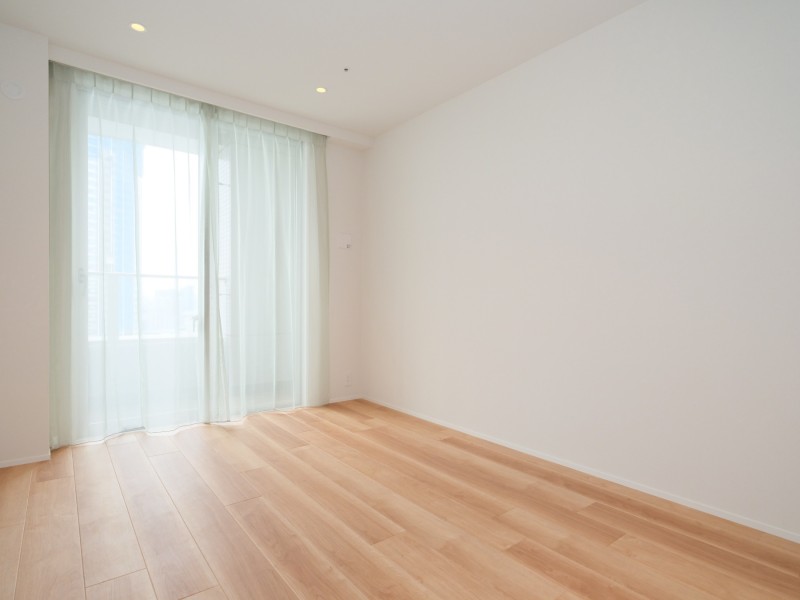 洋室1は約7.5帖あるので、広々としている居室です。大きな窓からたっぷりと陽光が注がれ、穏やかな空気に包まれます。