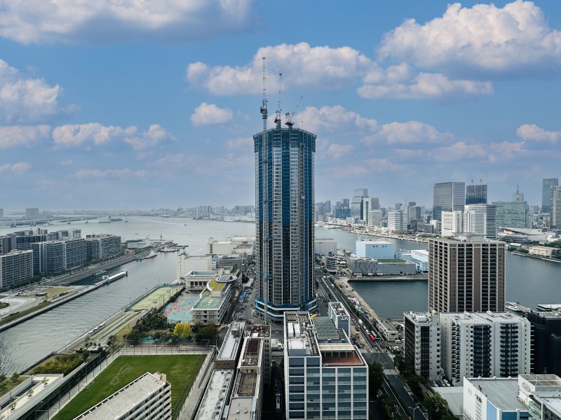 都心らしい高層ビル群と心安らぐ水辺が共存した眺望です。大きな空の先には東京タワーを望めます。夜には煌めく夜景も楽しめそうですね。