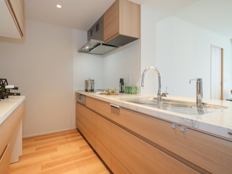 優雅さとスマートさを絶妙のバランスで両立させたシステムキッチンを新規交換しました。開放的なオープンキッチンでありながら、コンロ側は壁付けになっているので、お手入れラクラクです。