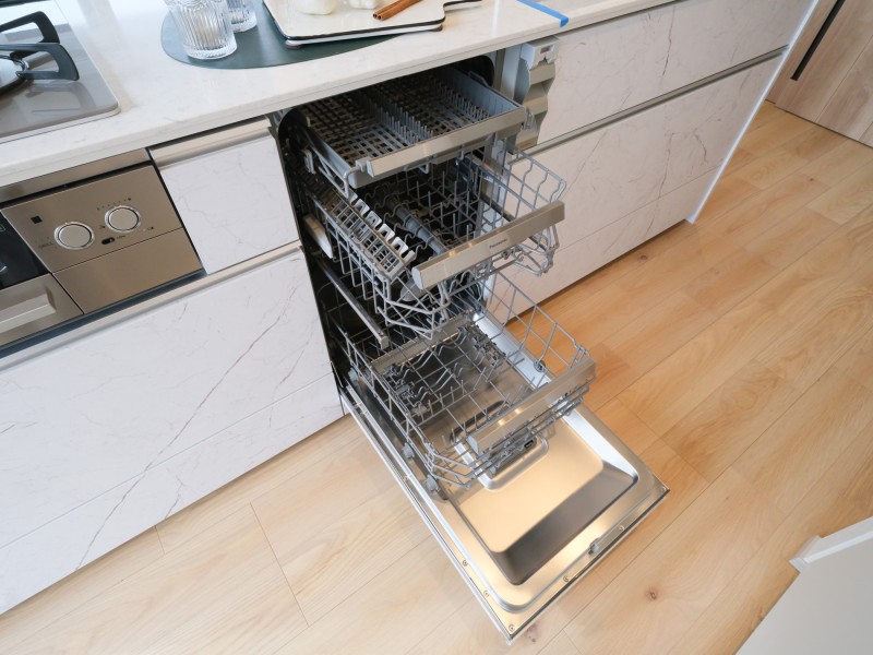 ◆食器洗浄機◆家事の時間を短縮できる優れもの。さらに節水・節約を同時に行うことができるので、人気があり重宝します。