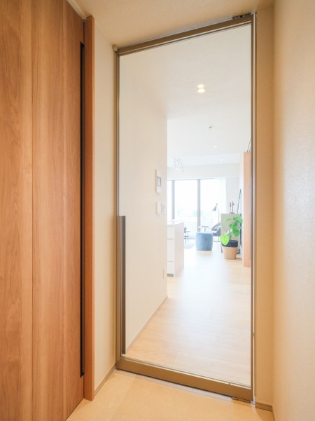 LDKへ続く扉はRaikiを採用いたしました。採光や開放感を向上させ、空間をより広く見せることができます。また細くシャープなフレームが特徴で洗練された上質な空間を演出します。