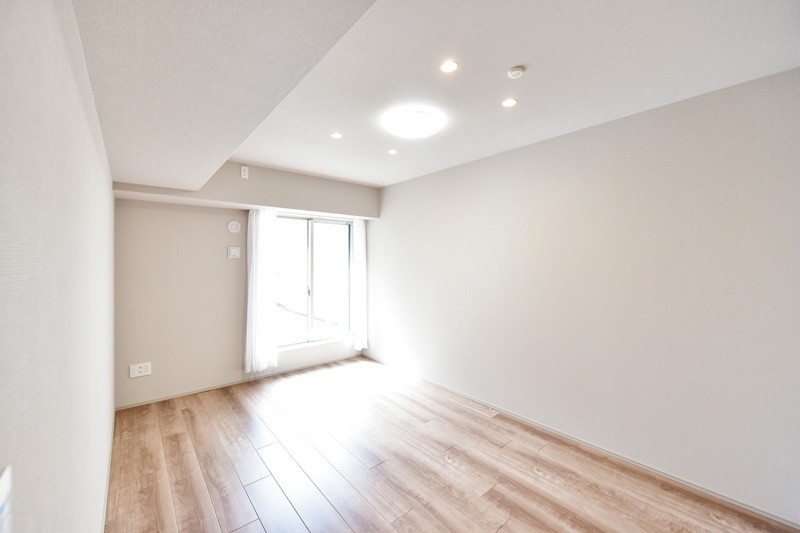 洋室２（約8.3帖）はルーフバルコニー面した明るく開放的なお部屋です。ウォークインクローゼットを備え付けていますので広々使えます。シンプルな内装に仕上げましたので、お好みのインテリアや小物で空間を演出できます。