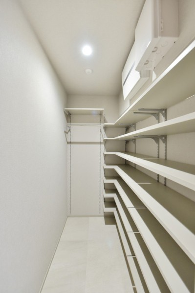 玄関には大容量のシューズインクローゼットを設置しました。家族の靴はもちろん、傘やお出かけの際にサッと取り出したいレイングッズ、ペットのお散歩グッズなどの収納に便利です。