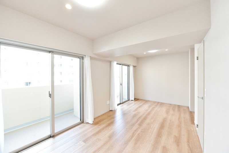 バルコニーに面した洋室１（約10.6帖）はウォークインクローゼットを備え付け、凹凸が少ないので家具の配置がしやすく、居室の広さを有効活用できます。静かに心と体を休めることができる主寝室におすすめです。