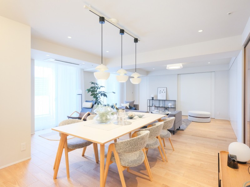 南向きの窓からめいっぱいの陽光を取り込んだ明るいリビング。都会の喧騒を忘れて伸びやかなひと時を過ごす、安らぎの住空間をお楽しみください。