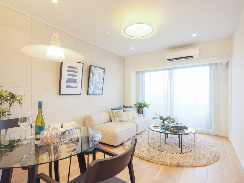 お部屋は自然の優しい温もりを添えた居心地の良い内装に仕上がりました。多彩な豊かさが紡ぎ、穏やかな時間が流れます。色調が統一されているためインテリアを設置しやすいようになっております。