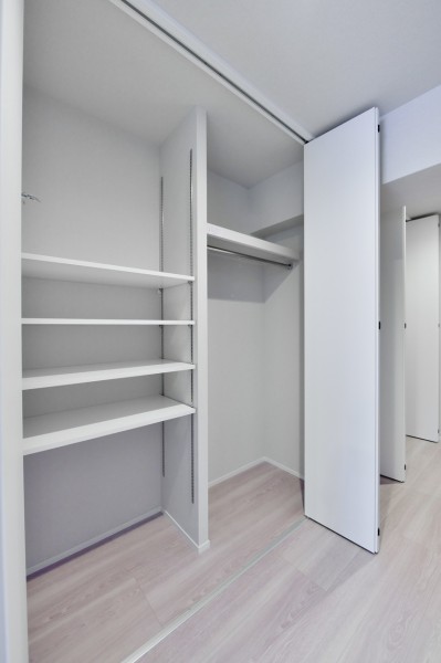 廊下に大容量の収納を設置しました。家族共用のものや、お掃除用品、災害備蓄品や、お出かけの際にサッと取り出したいレイングッズ等の収納に役立ちます。