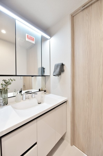 入浴後の穏やかな時間、朝の慌ただしい時間も快適に過ごせるパウダールームです。三面鏡裏やカウンター下の収納が充実しており、小物が多くなりがちな洗面周りもきれいに整頓出来ます。