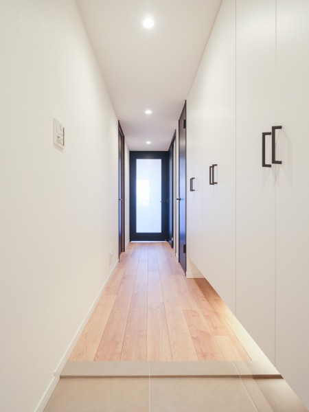 上品さを宿した玄関スペースには大容量のシューズボックスを備え付けました。照明には人感センサー付きのため、いつでも明るい空間が居住者様のお帰りを出迎えてくれます。