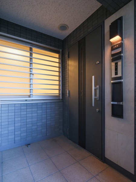 約3.08m²の玄関ポーチがございます。門扉付きのため、扉を開いた際に他の居住者様と衝突してしまうこともなく、安心してお出かけいただけます。