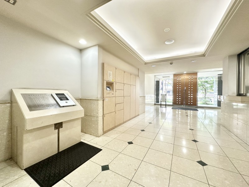 エントランスは折り上げ天井となっており、開放感やデザイン性を視覚から楽しむことができます。また、宅配ボックスがあり、ご不在時のお荷物の管理も安心できます。