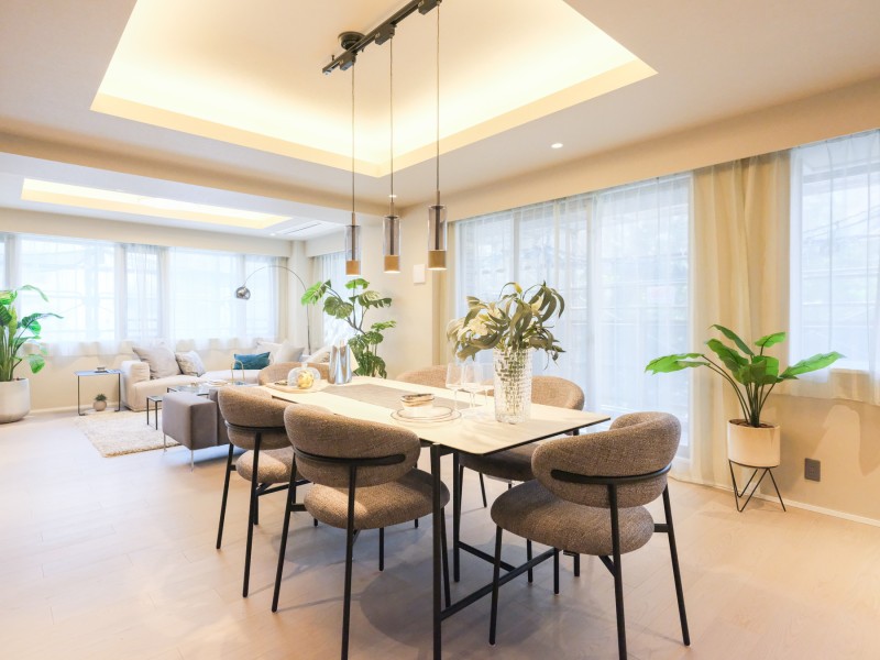 リビングダイニングの壁面にはウッドパネルを採用しました。備え付けのピクチャーレールにはアートを飾って、お好みの空間づくりをお楽しみいただけます。