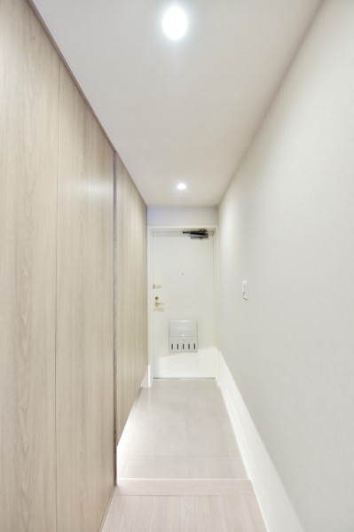 フットライトが足元を優しく照らし、家族やゲストをあたたかく迎え入れてくれる玄関です。人感センサーライトを設置していますので、手がふさがっている時や、遅い時間のご帰宅時でも自動点灯で安心です。