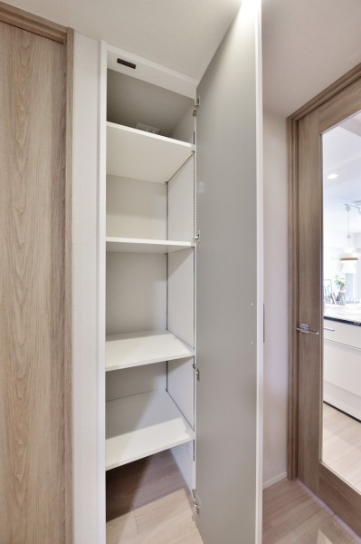 廊下に機能的な収納を設置しました。お掃除用品やお出かけの際にサッと取り出したいレイングッズや、ペットのお散歩用品、災害備蓄倉庫としても活躍しそうです。