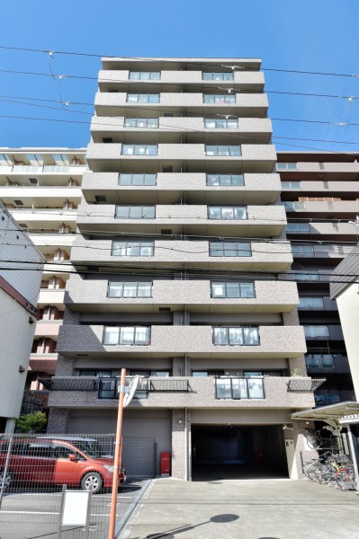 大阪メトロ御堂筋線・北大阪急行線江坂駅から６分の立地です。駅周辺にはオフィスや商業施設が集まっていますが、公園等も多く、幅広い年代や性別の方々にお住まい頂きやすい環境です。