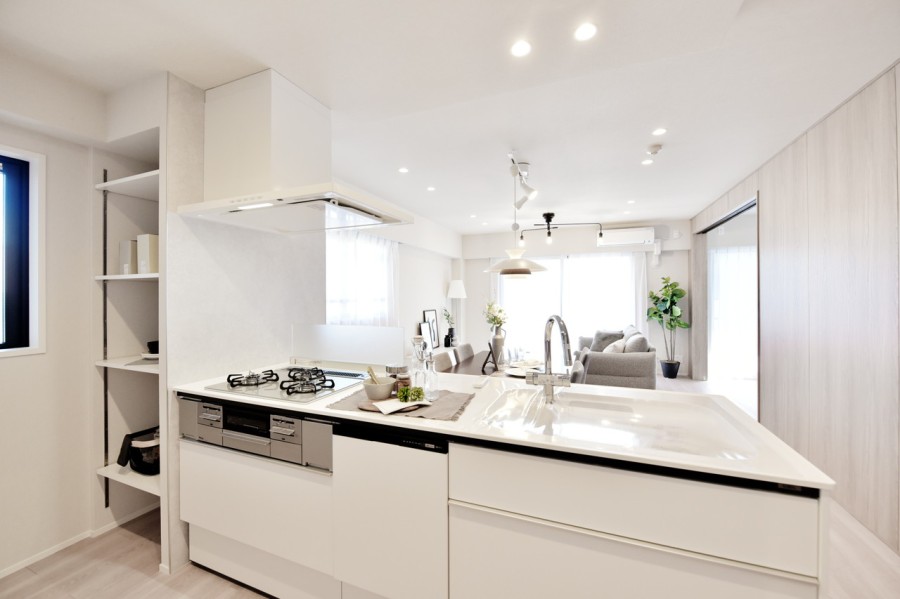 開放感と清潔感があふれるホワイトの対面式システムキッチンです。リビングのご家族とコミュニケーションをとりながら家事ができます。食器洗い乾燥機完備で、家事の時短に役立ちます。