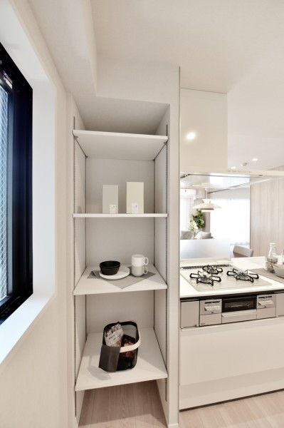 キッチン横には、調理家電や食器類、調味料などをたっぷりと収納できる棚を設置しました。調理しながらでもサッと取り出せるため、家事効率も良く、快適に家事が行えます。
