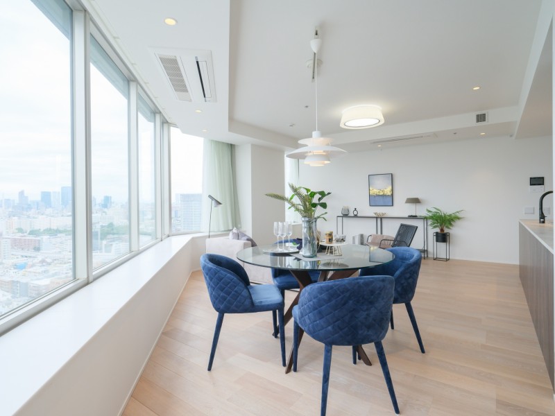 ホワイトカラーのクロスが美しく上質な空間となっております。LDには床暖房を設置していますので、これからの寒い季節でもご家族やお友達、ペットと快適にお過ごしいただけます。