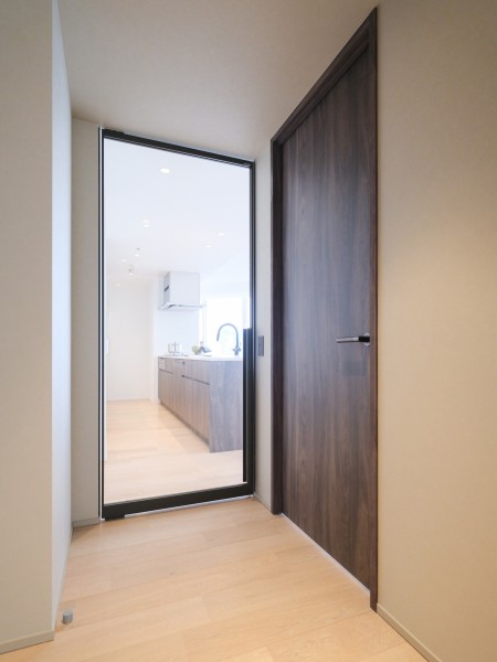 LDKに続く扉にはRaikiを採用いたしました。極限まで削ぎ落されたシャープなフレームと上質な素材を組み合わせて洗練されたデザインが特徴です。空間により明るさと開放感を与えてくれ、モダンな空間となっております。