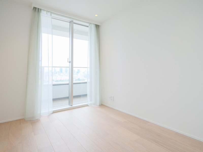 洋室2は、約4.9帖の広さのお部屋です。優しい色合いで整えられているため、お好きなインテリアを設置して理想のお部屋作りをすることができます。