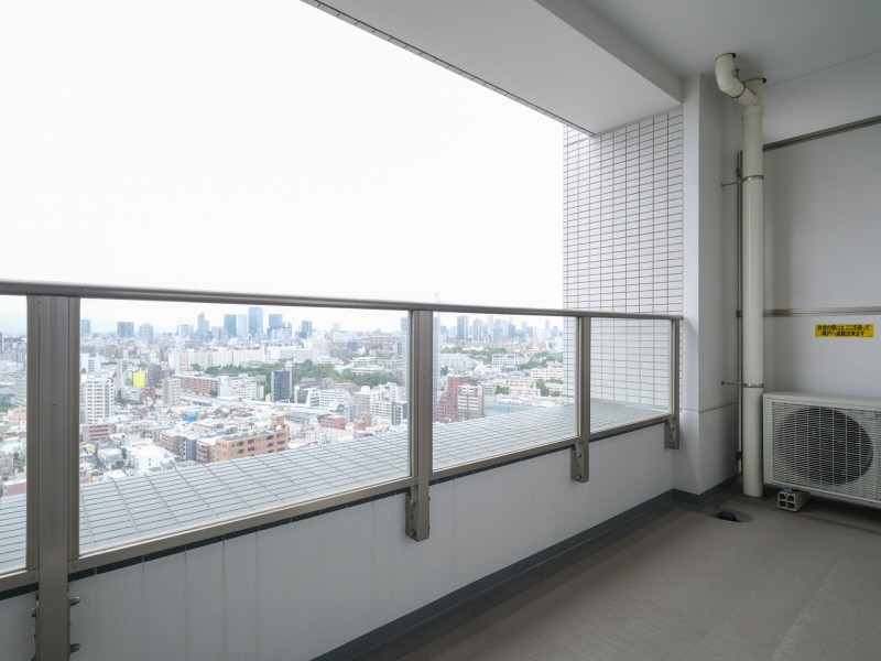 バルコニーに出て深呼吸をして気分転換をしたり、日向ぼっこをお部屋にいながら楽しむことができます。ご家族と並んでコミュニケーションを取ることも可能となっております。