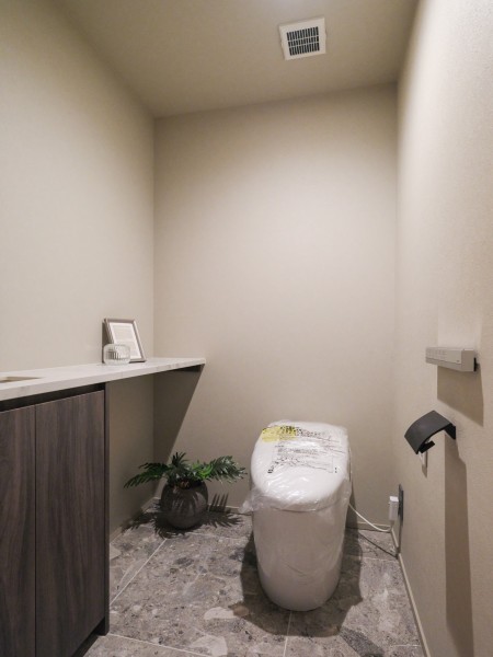 レストルームにはスマートなタンクレストイレと手洗い場を設置いたしました。閉塞的になりがちなレストルームながらも、広さがありどこか心落ち着く空間となっております。