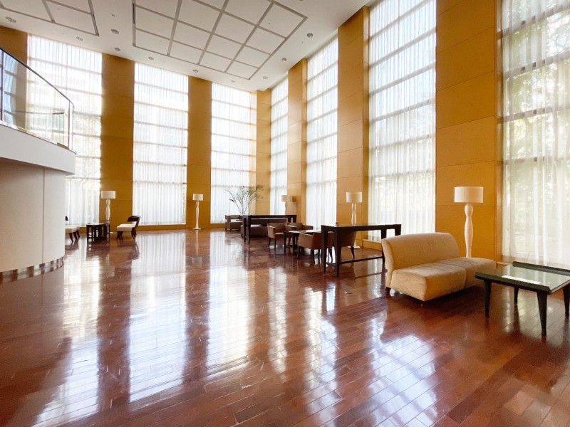 気品と重厚感が溢れるガーデンラウンジです。モダンなデザインの中にシックな質感をもたせた家具がセレクトされた柔らかな空間が、包まれるような安心感、くつろぎの深さを創ります。