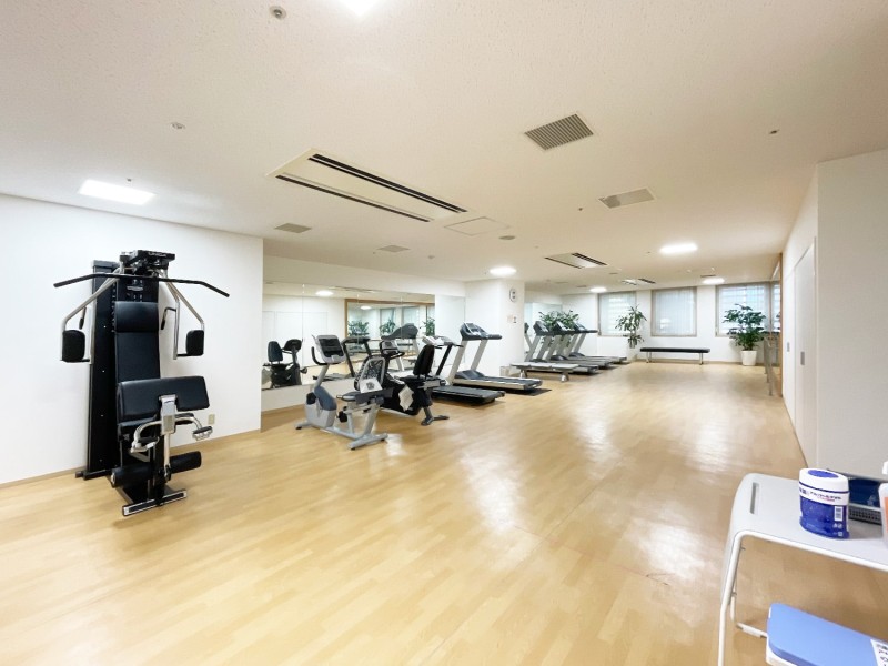 共用施設にはリラクゼーションスクエアがあります。ランニングマシンやエアロバイクを用意しており、ちょっとした時間を利用して身体が動かせる便利な施設です。