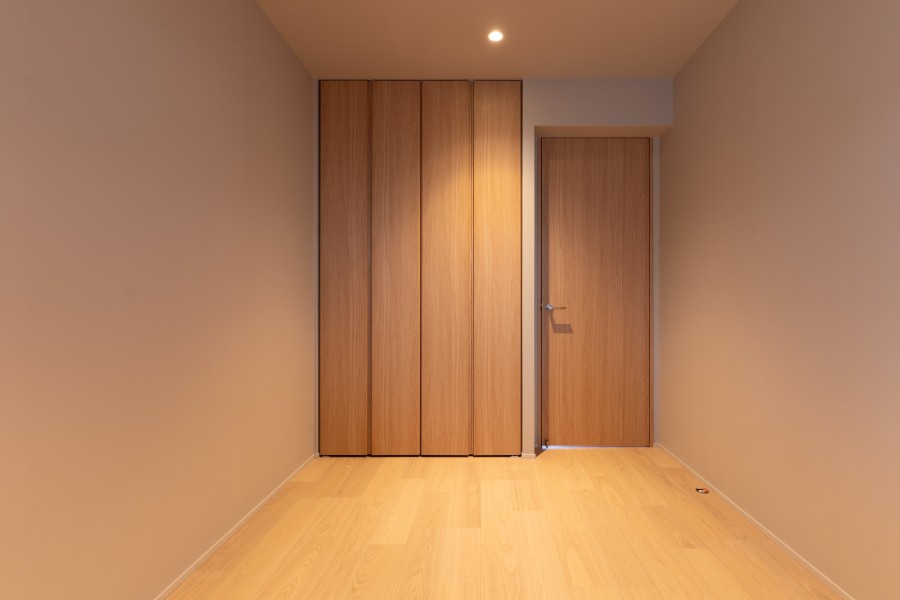 各居室に収納スペースがあり、かさばるアウターや季節物の寝具、家電などを収納して居室を広くお使いいただけます。ご自身のライフスタイルに合わせて利用可能です。