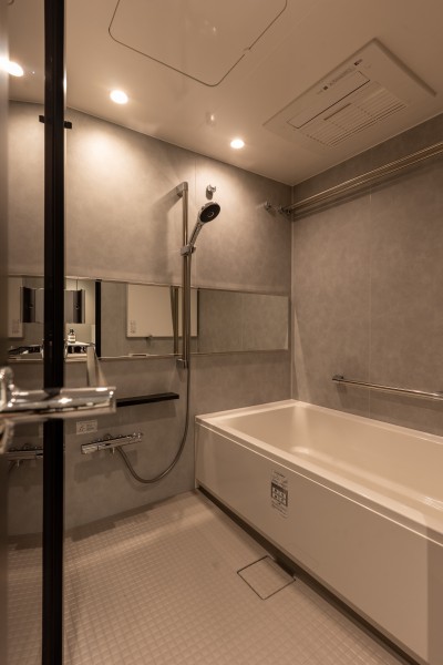 落ち着いた色調で整えられたバスルームは、癒しの時間を過ごすことができます。都会の喧騒や日々の疲れを取り、明日への活力を養うことができ、リラックスタイムにぴったりの空間です。