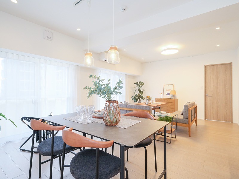 内装は木のぬくもりを感じるフローリング材やホワイトをベースに、どんなインテリアとも馴染みやすいシンプルでナチュラルな印象に仕上げています。床暖房を設置したため、寒い季節でも快適にお過ごしいただけます。