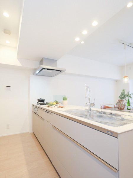 淡い色調のシステムキッチンは広々としており、ご家族やお友達と並んでお料理をすることができます。三口コンロやグリル付きのため、様々なお料理をお楽しみいただけます。