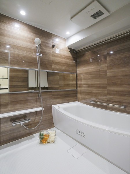 1620サイズのバスルームは落ち着いた色調で整えられており、心からリラックスできる空間となっております。浴槽は美しいカーブと全身を包み込むような入浴感が特長です。