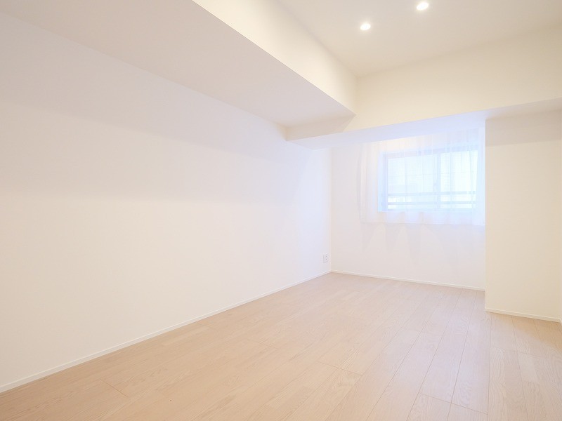 窓から優しい光が差し込む洋室1は約7.0帖の広さがあり、ゆったりとお過ごしいただけるお部屋です。伸びやかなプライベートタイムを充実させることができる空間です。