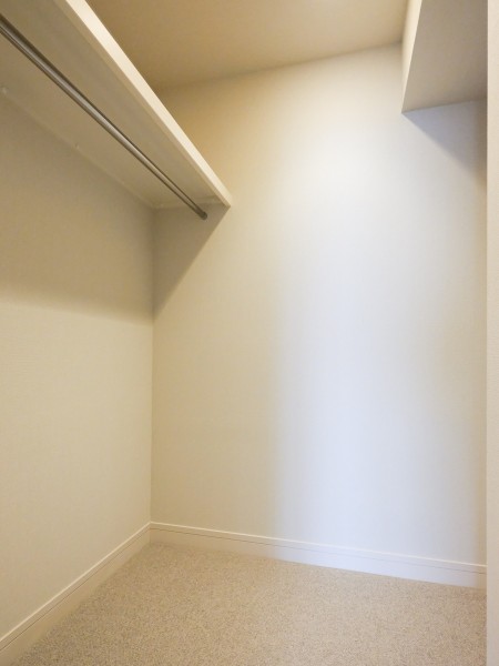 洋室1には大容量のウォークインクローゼットが備え付けです。かさばりやすいアウターやオフシーズンの家電など、たっぷり収納できそうです。