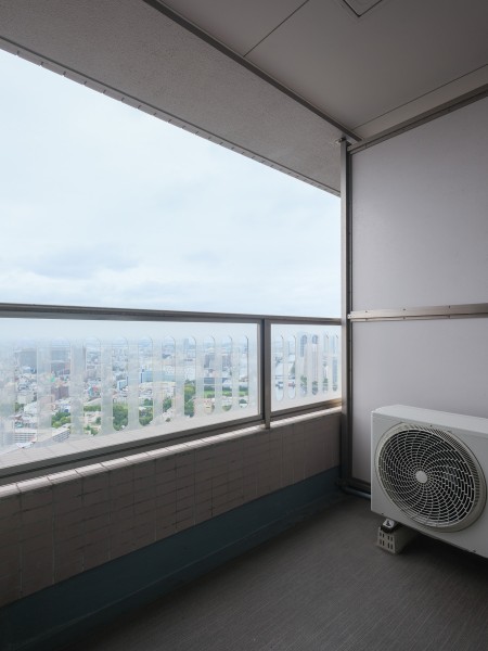 都会景色とリバーフロントの融合を楽しむことができるバルコニーは、ご家族やお友達と並んで会話が弾むような空間です。昼間と夜間での風景の変化を感じることができます。