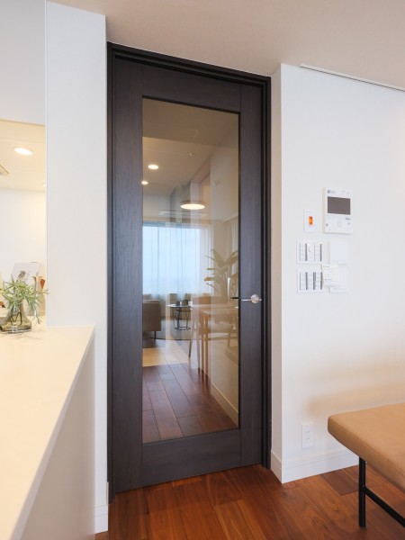 LDKに続く扉はガラス扉となっております。開放感と明るさ、空間の広がりを感じることができます。またブラックカラーのフレームがスタイリッシュでお部屋のアクセントとなっております。