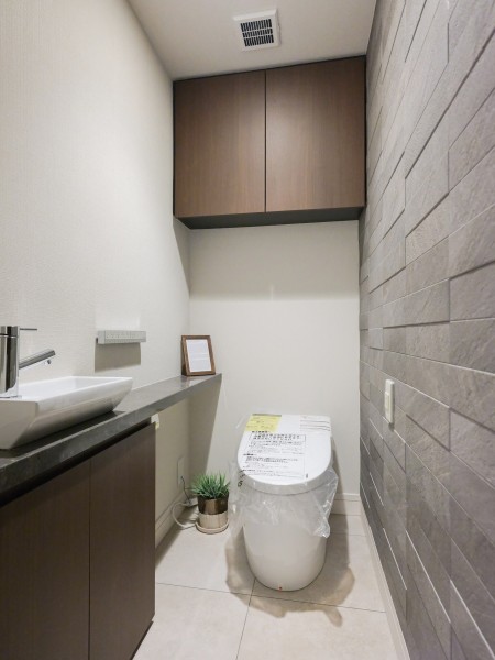 手洗い場付きのレストルームには、スタイリッシュなタンクレストイレを備え付けました。収納スペースもたっぷりあり、毎日使う場所だからこそ、清潔感と使いやすさを考慮した空間です。