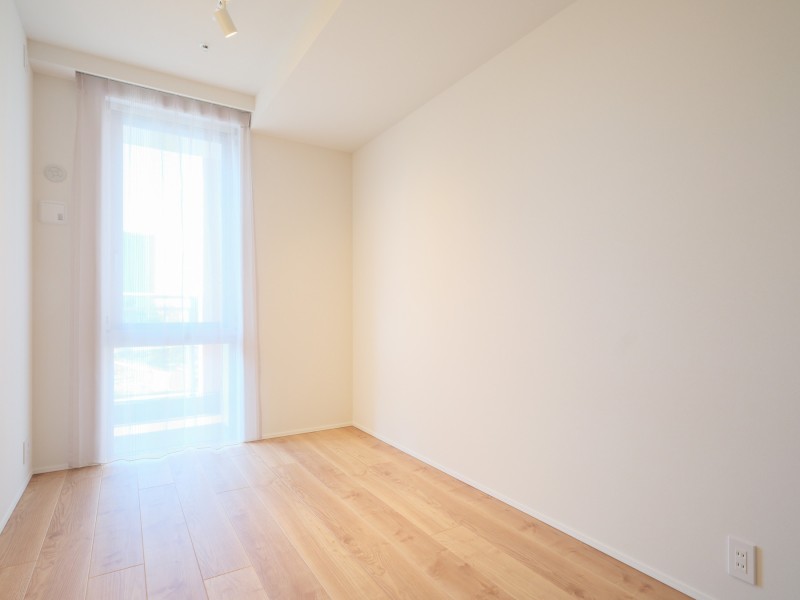 洋室2は約5.1帖の広さがあります。クロスはキズや汚れに強く、抗菌・消臭・撥水といった特徴があります。ナチュラルトーンの内装が落ち着きのある空間となっております。