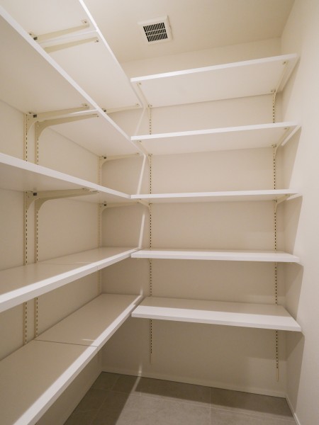 玄関にはシューズインクローゼットがあり、収納棚はご自身で高さを調整できる可動式です。シューズの高さに合わせて調整をして、ブーツなど形を崩すことがありません。