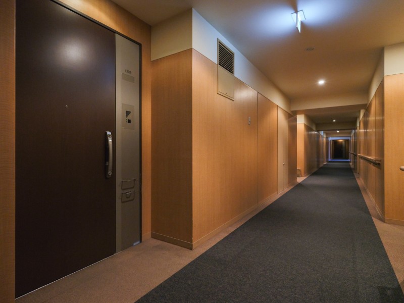 重厚感があるブラウンカラーの扉は、高級感あふれる空間となっております。ダブルオートロックシステムで24時間有人管理のため、安心してお過ごしいただけます。共用設備が充実しており、生活を彩ります。