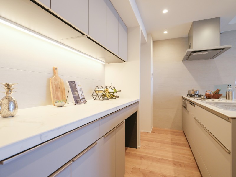 キッチンの背面には広さのあるカップボードを設置いたしました。吊戸棚と収納が豊富にあり、食器やお料理グッズなどをまとめて収納ができる嬉しい設備です。