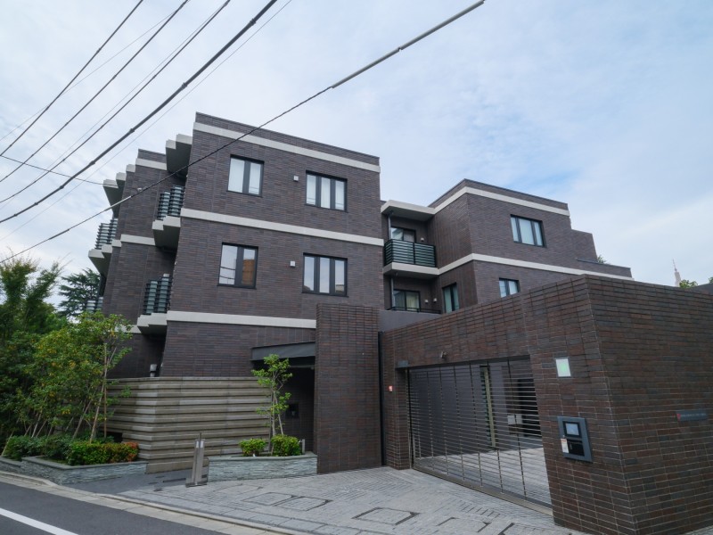 落ち着いた色調の外観と整えられた植栽が特徴的な品格ある低層レジデンスです。都心に暮らしながら、新宿御苑や明治神宮外苑の緑を身近に感じることができます。複数駅・複数路線が利用可能で利便性良好です。